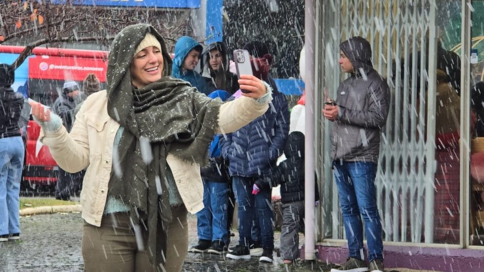 Neve na pista causa interdição da Serra do Rio do Rastro em SC