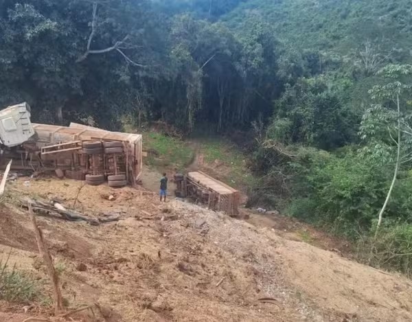 Carreta tomba em ladeira da MA-006 entre Buriticupu e Arame; motorista fica ferido