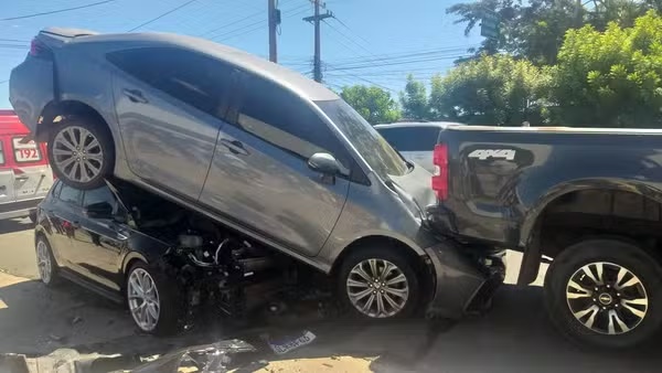 Motociclista de aplicativo e passageira ficam feridos em acidente envolvendo três carros e moto na Zona Sul de Teresina