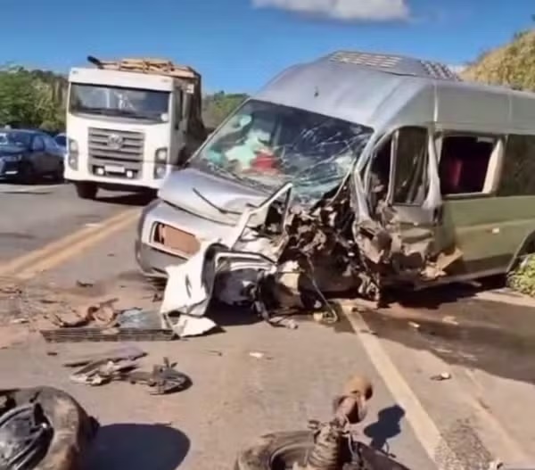 Colisão entre carro e van deixa três mortos em Buriticupu, no MA
