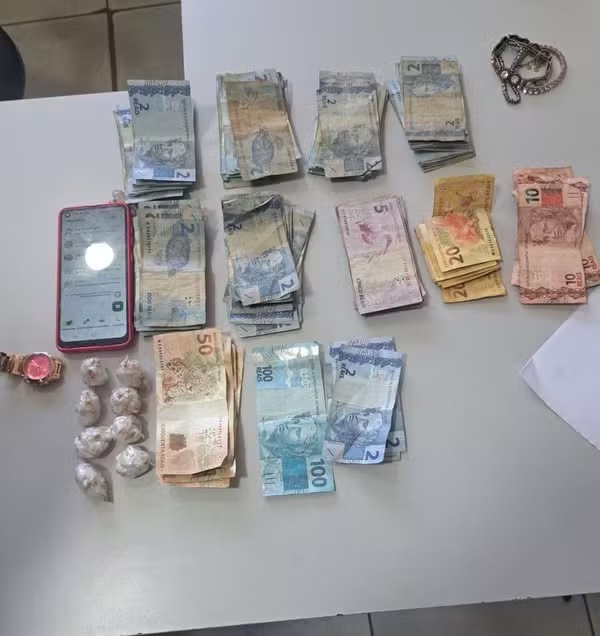 Mãe suspeita de usar as filhas pequenas para disfarçar venda de drogas é presa no Centro de Teresina