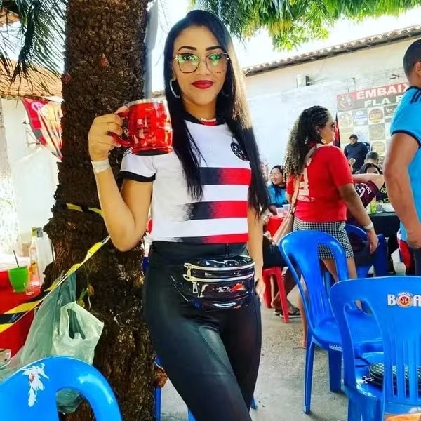 Suspeito de matar mulher na frente do filho durante discussão por pagamento de conta continua foragido