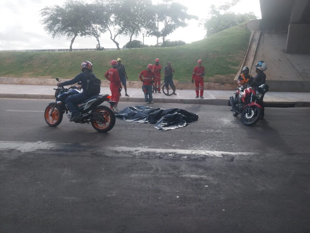 Homem morre após cair de viaduto durante horário de pico, em São Luís