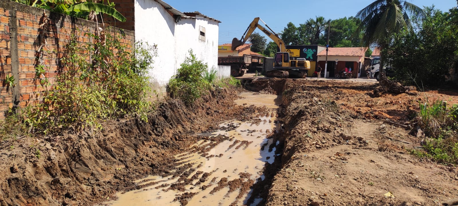 Em Timbiras o trabalho visando melhor drenagem das águas pluviais continua firme