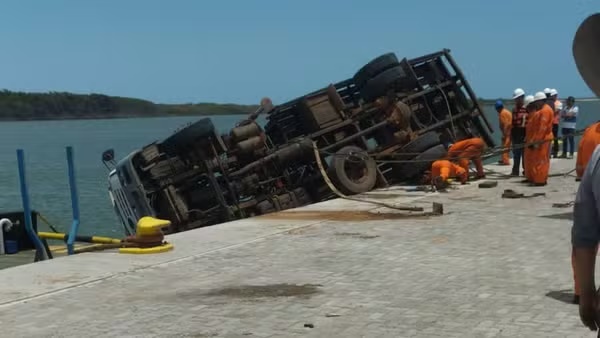 Caminhão tomba e quase cai na água em porto no litoral do Piauí