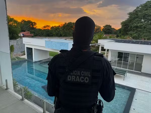 Médico e secretária são presos em operação que investiga desvios de mais de R$ 12 milhões da saúde na BA e PI