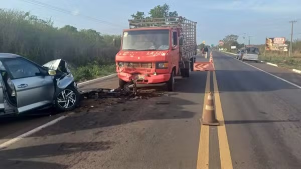 Bebê morre e adolescente fica gravemente ferida após acidente entre caminhão e carro no PI