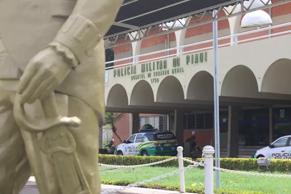 Cabo da PM do Piauí é preso suspeito de agredir namorada dentro de carro em Timon