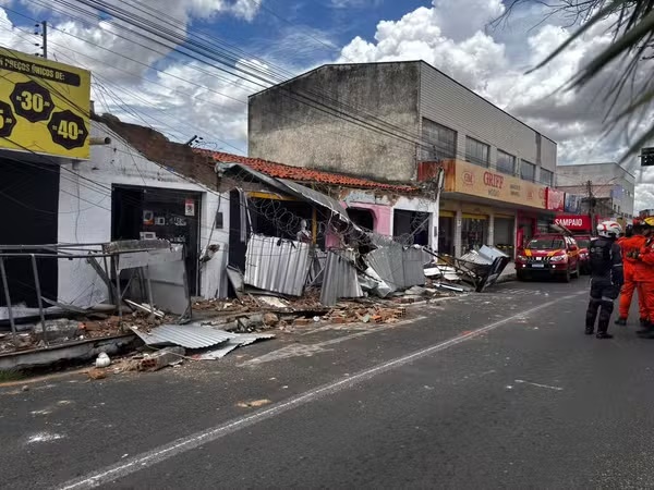 Estrutura desaba, atinge idoso e deixa funcionários presos em lojas na Avenida Principal do Dirceu