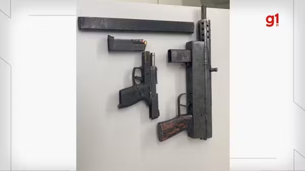 Homem é preso com submetralhadora e arma roubada de PM após ameaçar vizinho com tiros, diz polícia