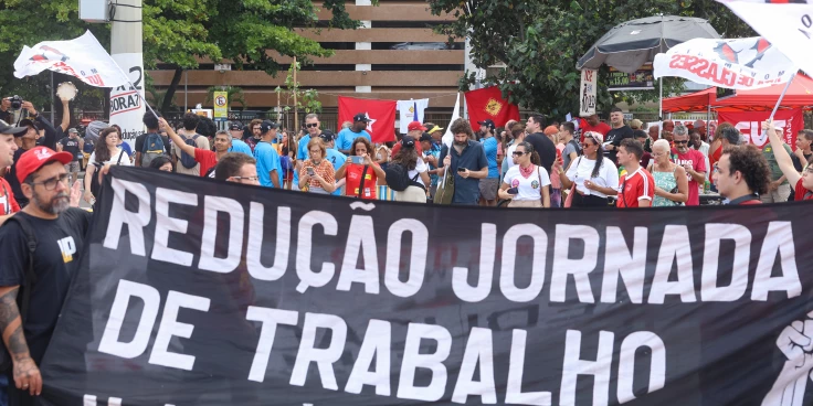 Flávio Bolsonaro propõe pagamento por hora como alternativa ao fim da escala 6x1