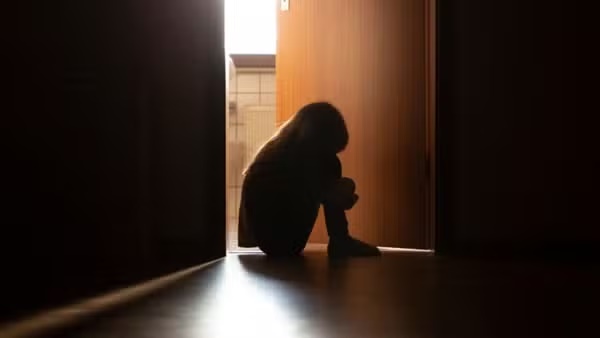 Avô que estuprava neta sob ameaça de faca é condenado; jovem que morou com a vítima também foi sentenciado