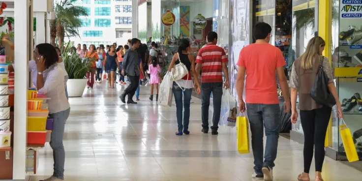 Vendas no comércio recuam 1,5% em abril, impactadas por combustíveis
