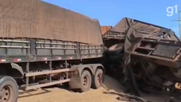 Duas pessoas morrem após colisão entre carretas na BR-230, no sul do MA