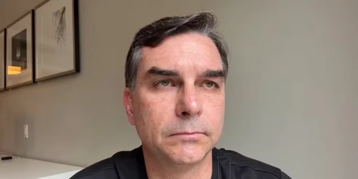 Campanha de Flávio Bolsonaro pede ao TSE investigação sobre perfis falsos