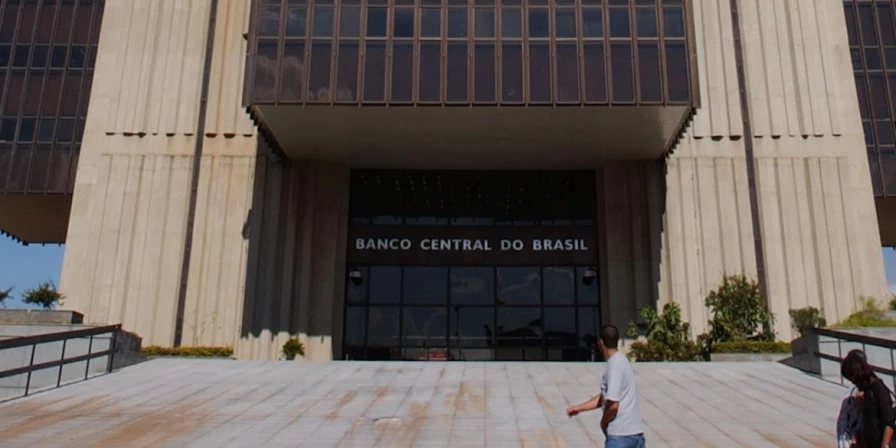 Banco Central aponta desaceleração da inflação, mas mantém alerta sobre riscos