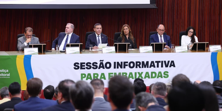 Presidente do TSE defende urna eletrônica em reunião com embaixadores
